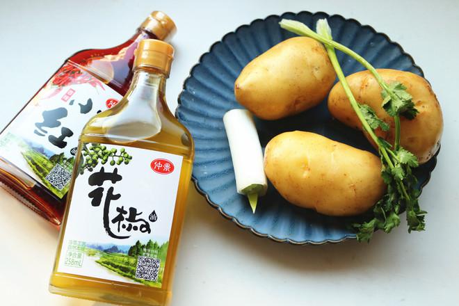 熗拌土豆絲的做法-香辣味拌菜譜-易網<a href=http://www.xllyou.com/ target=_blank class=infotextkey>健康養生</a>網 熗拌土豆絲的做法-香辣味拌菜譜