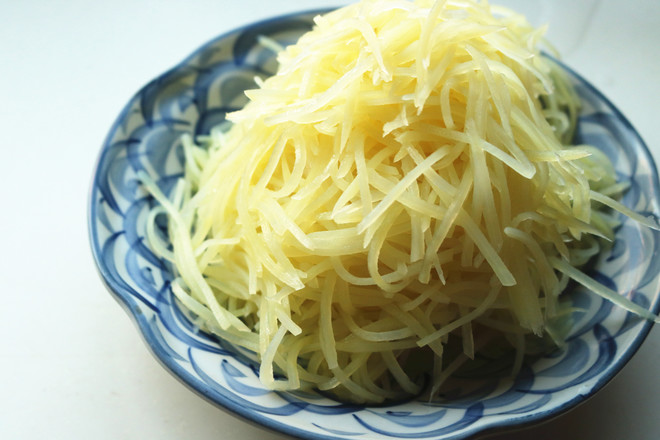 熗拌土豆絲的做法-香辣味拌菜譜-易網健康養生網 熗拌土豆絲的做法-香辣味拌菜譜