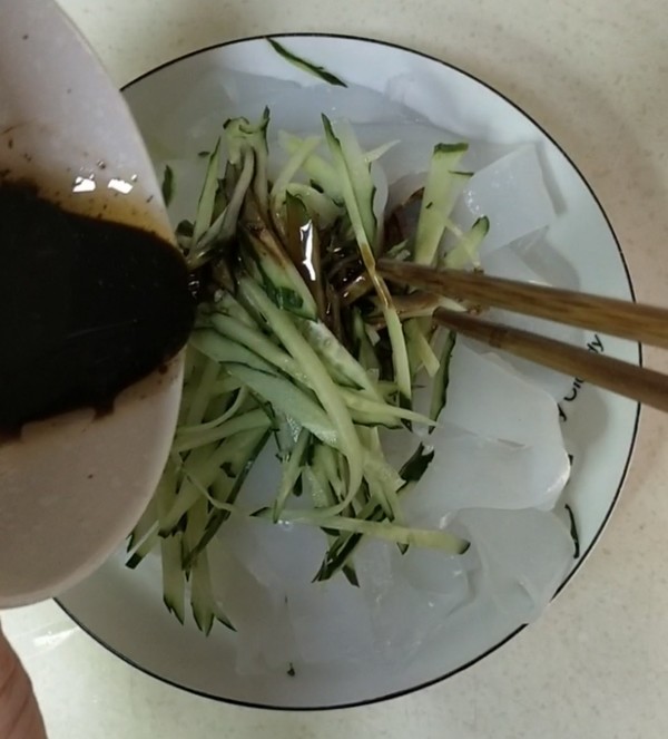 青瓜涼粉皮的做法-咸鮮味拌菜譜-易網健康養生網 青瓜涼粉皮的做法-咸鮮味拌菜譜