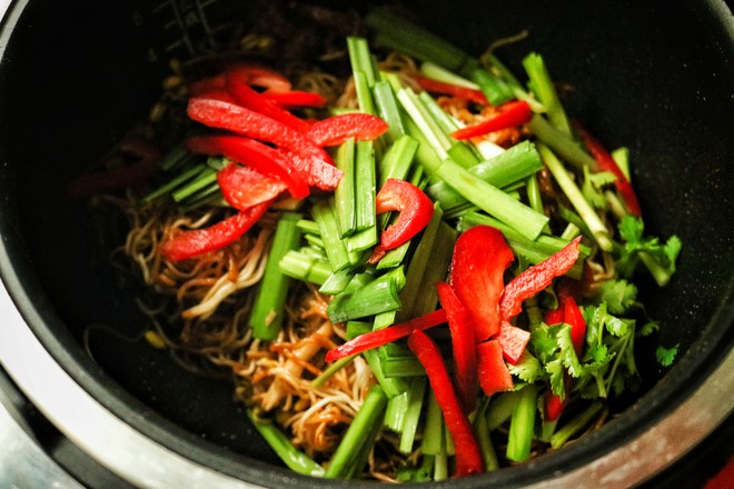 肉絲燜面的做法-家常味燜菜譜-易網健康養生網 肉絲燜面的做法-家常味燜菜譜