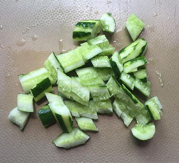 黃瓜拌黑木耳的做法-酸辣味拌菜譜