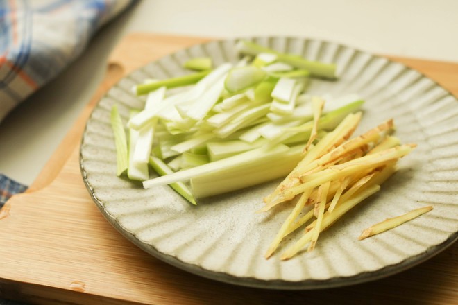 肉絲燜面的做法-家常味燜菜譜-易網健康養生網 肉絲燜面的做法-家常味燜菜譜