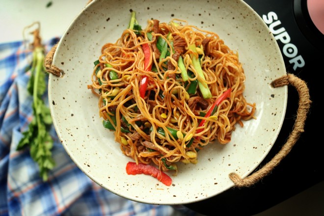 肉絲燜面的做法-家常味燜菜譜-易網健康養生網 肉絲燜面的做法-家常味燜菜譜