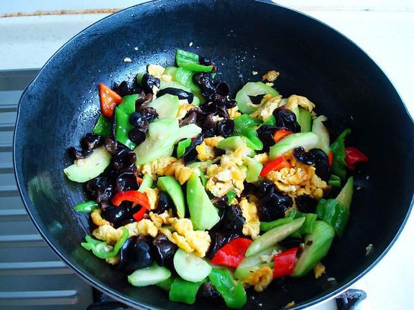 絲瓜木耳炒雞蛋的做法-咸鮮味炒菜譜-易網(wǎng)健康養(yǎng)生網(wǎng) 絲瓜木耳炒雞蛋的做法-咸鮮味炒菜譜