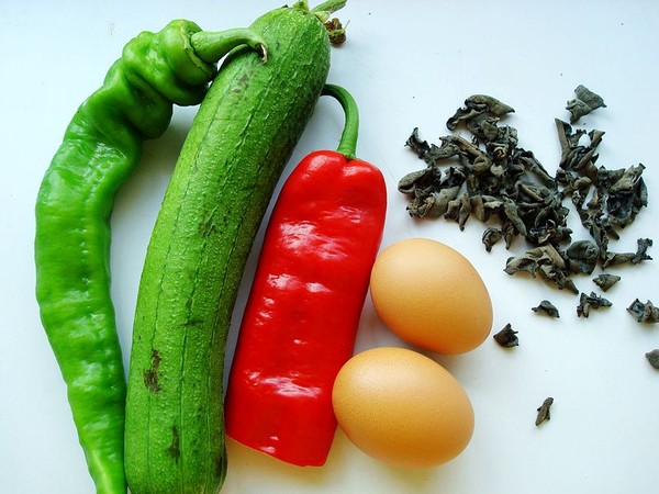 絲瓜木耳炒雞蛋的做法-咸鮮味炒菜譜-易網(wǎng)<a href=http://www.xllyou.com/ target=_blank class=infotextkey>健康養(yǎng)生</a>網(wǎng) 絲瓜木耳炒雞蛋的做法-咸鮮味炒菜譜