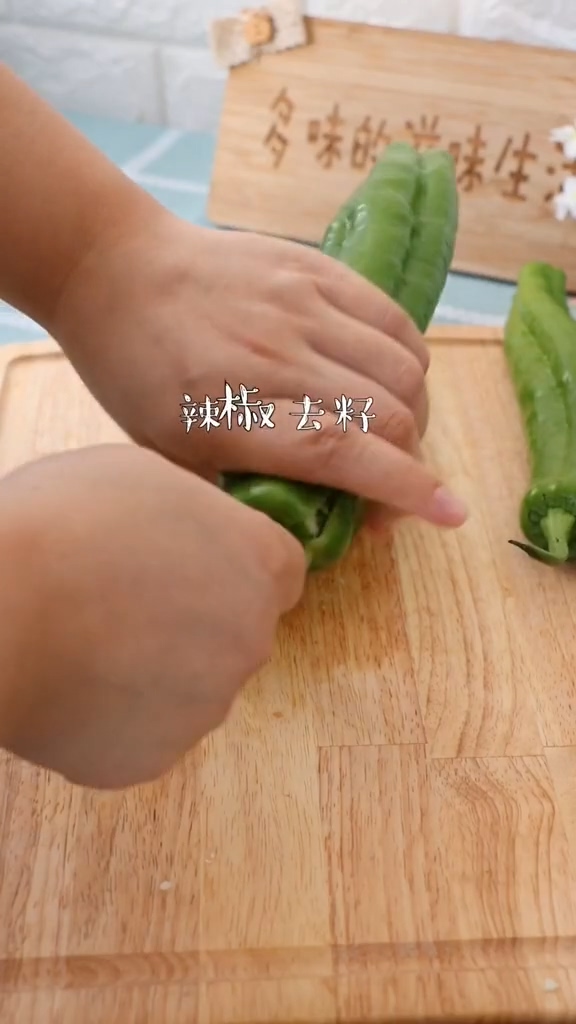 虎皮青椒的做法-家常味炒菜譜