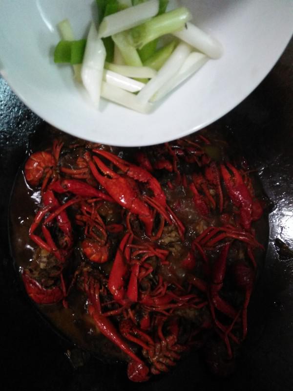 酸菜小龍蝦的做法-蒜香味炒菜譜-易網健康養生網 酸菜小龍蝦的做法-蒜香味炒菜譜