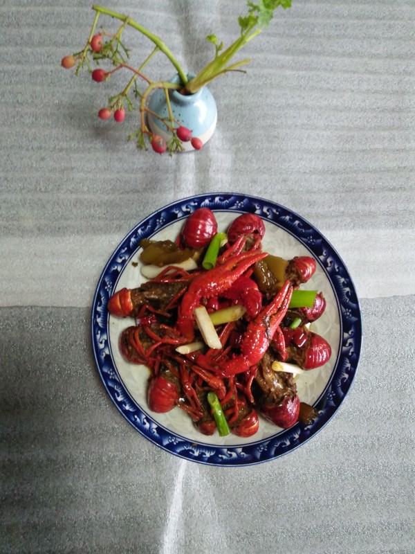 酸菜小龍蝦的做法-蒜香味炒菜譜-易網健康養生網 酸菜小龍蝦的做法-蒜香味炒菜譜