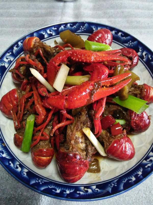 酸菜小龍蝦的做法-蒜香味炒菜譜-易網健康養生網 酸菜小龍蝦的做法-蒜香味炒菜譜