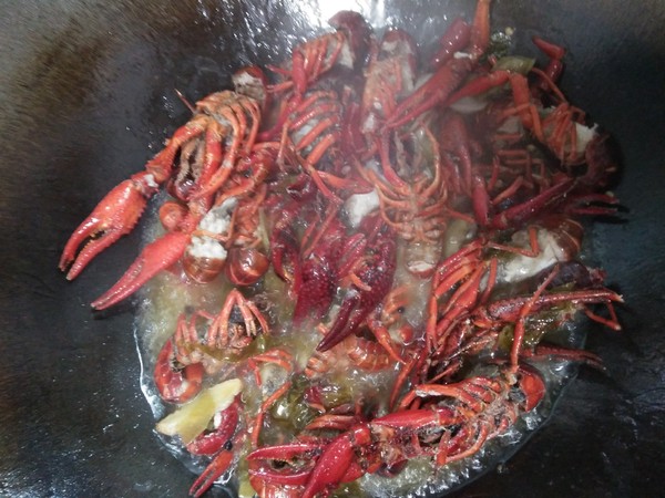 酸菜小龍蝦的做法-蒜香味炒菜譜-易網健康養生網 酸菜小龍蝦的做法-蒜香味炒菜譜