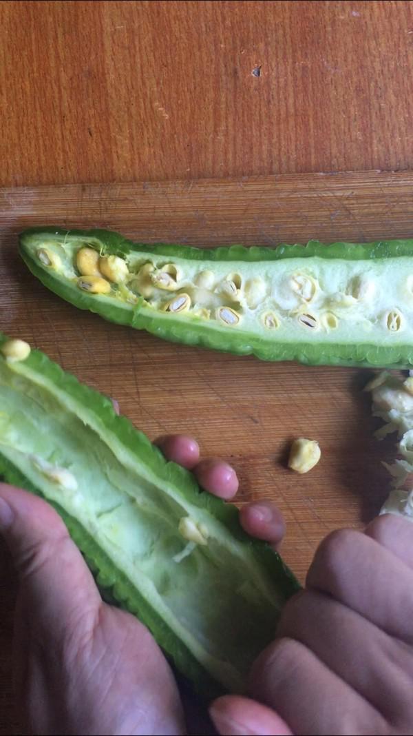 剁椒肉末抱苦瓜的做法-香辣味炒菜譜-易網<a href=http://www.xllyou.com/ target=_blank class=infotextkey>健康養生</a>網 剁椒肉末抱苦瓜的做法-香辣味炒菜譜