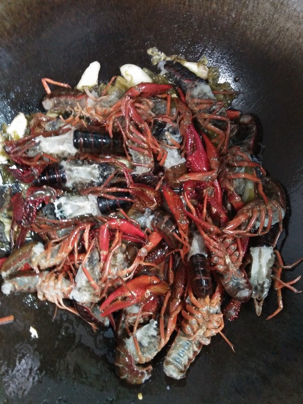 酸菜小龍蝦的做法-蒜香味炒菜譜-易網健康養生網 酸菜小龍蝦的做法-蒜香味炒菜譜