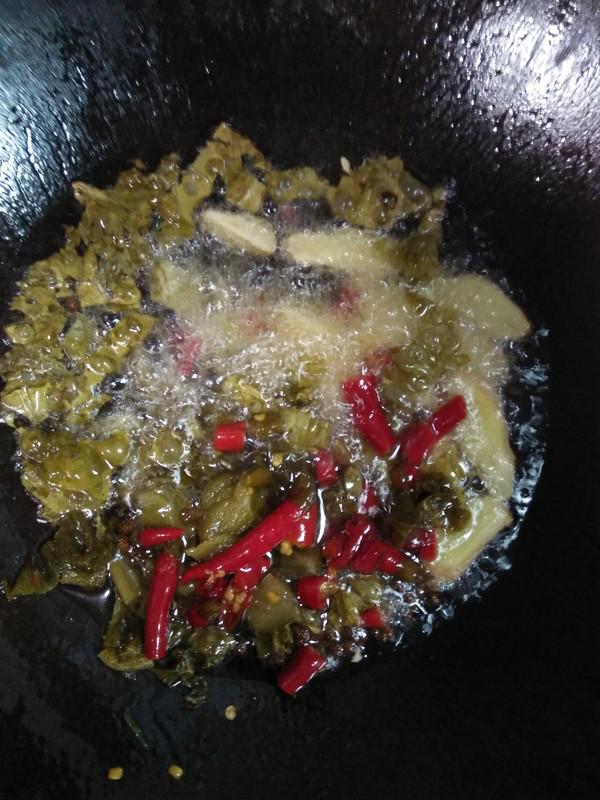 酸菜小龍蝦的做法-蒜香味炒菜譜-易網健康養生網 酸菜小龍蝦的做法-蒜香味炒菜譜