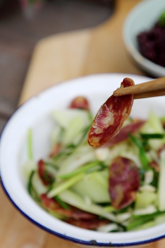 臘腸炒芥藍(lán)的做法-咸鮮味炒菜譜-易網(wǎng)健康養(yǎng)生網(wǎng) 臘腸炒芥藍(lán)的做法-咸鮮味炒菜譜