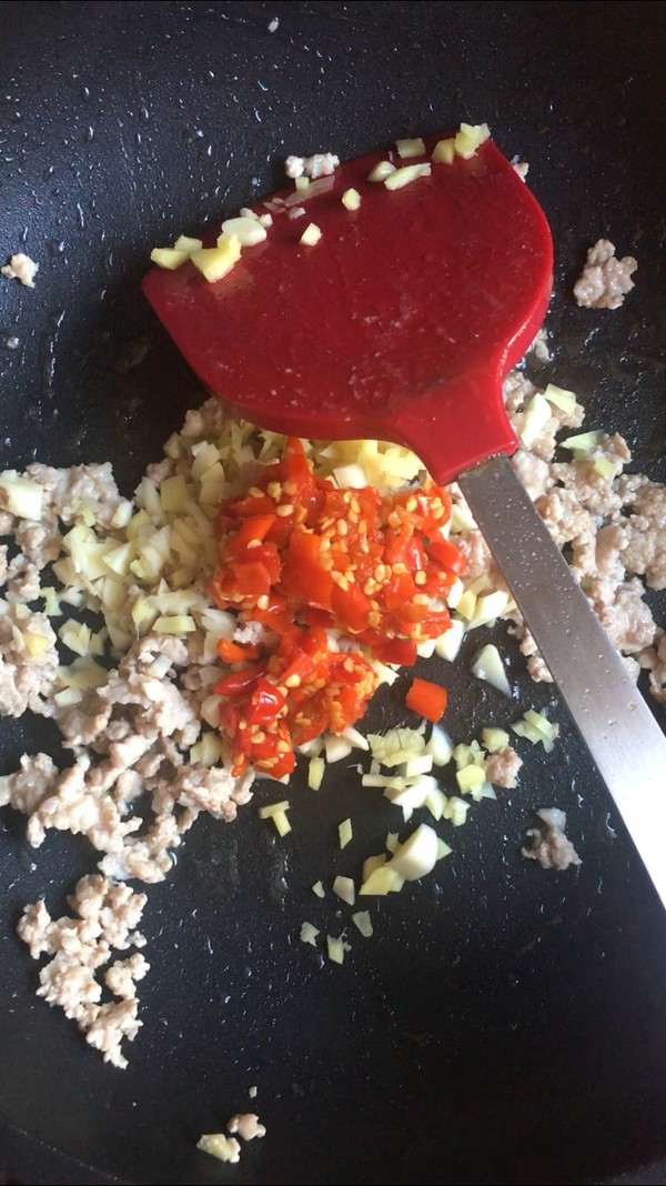 剁椒肉末抱苦瓜的做法-香辣味炒菜譜-易網健康養生網 剁椒肉末抱苦瓜的做法-香辣味炒菜譜