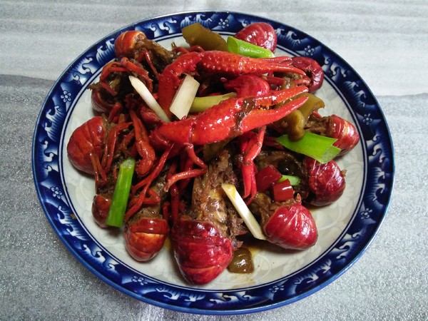 酸菜小龍蝦的做法-蒜香味炒菜譜-易網健康養生網 酸菜小龍蝦的做法-蒜香味炒菜譜