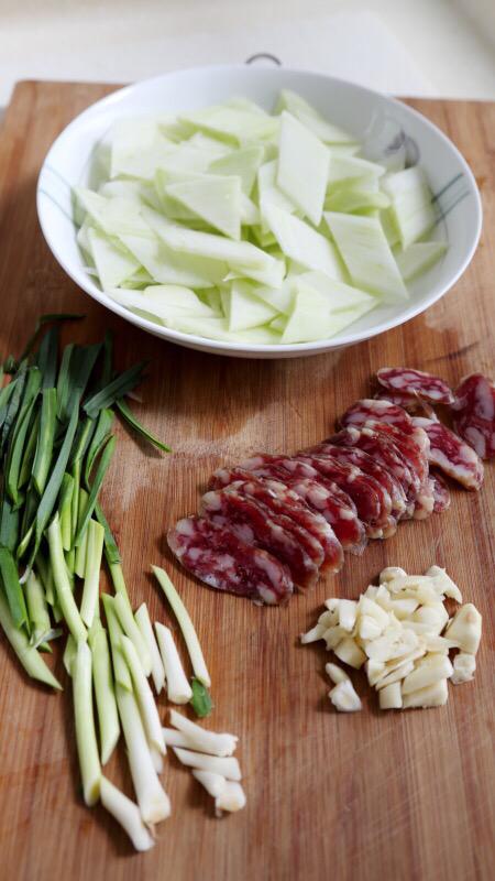 臘腸炒芥藍(lán)的做法-咸鮮味炒菜譜-易網(wǎng)健康養(yǎng)生網(wǎng) 臘腸炒芥藍(lán)的做法-咸鮮味炒菜譜