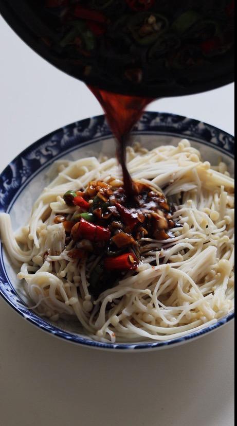 涼拌金針菇的做法-酸辣味拌菜譜-易網健康養生網 涼拌金針菇的做法-酸辣味拌菜譜