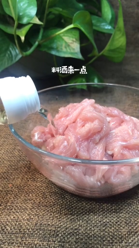 家庭版魚香肉絲的做法-魚香味炒菜譜-易網(wǎng)<a href=http://www.xllyou.com/ target=_blank class=infotextkey>健康養(yǎng)生</a>網(wǎng) 家庭版魚香肉絲的做法-魚香味炒菜譜