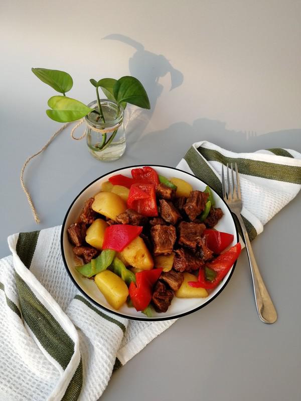 青紅椒土豆燉牛肉的做法-咸鮮味燉菜譜-易網健康養生網 青紅椒土豆燉牛肉的做法-咸鮮味燉菜譜