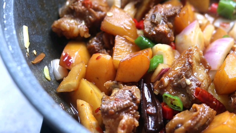 土豆燒排骨的做法-香辣味燒菜譜-易網(wǎng)健康養(yǎng)生網(wǎng) 土豆燒排骨的做法-香辣味燒菜譜