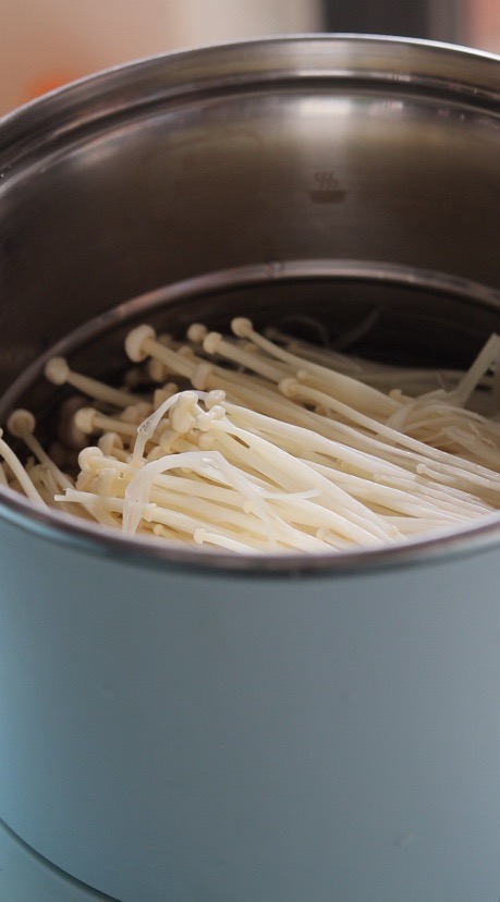 涼拌金針菇的做法-酸辣味拌菜譜-易網<a href=http://www.xllyou.com/ target=_blank class=infotextkey>健康養生</a>網 涼拌金針菇的做法-酸辣味拌菜譜