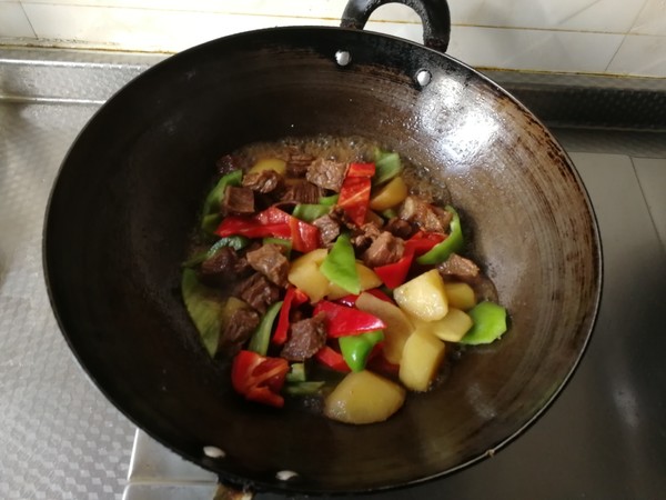 青紅椒土豆燉牛肉的做法-咸鮮味燉菜譜-易網健康養生網 青紅椒土豆燉牛肉的做法-咸鮮味燉菜譜