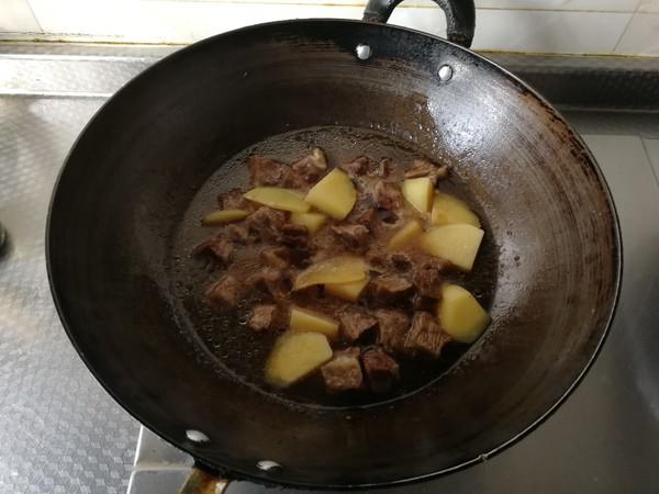 青紅椒土豆燉牛肉的做法-咸鮮味燉菜譜-易網健康養生網 青紅椒土豆燉牛肉的做法-咸鮮味燉菜譜