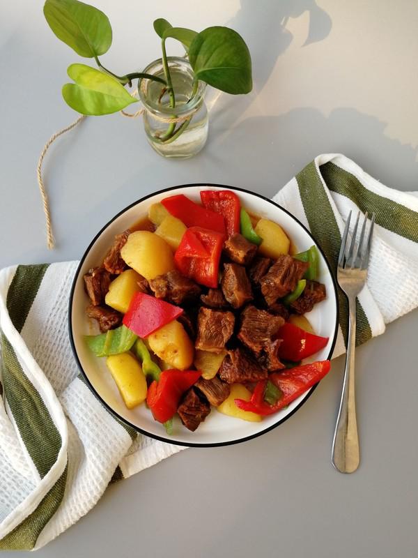 青紅椒土豆燉牛肉的做法-咸鮮味燉菜譜-易網健康養生網 青紅椒土豆燉牛肉的做法-咸鮮味燉菜譜