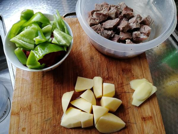 青紅椒土豆燉牛肉的做法-咸鮮味燉菜譜-易網健康養生網 青紅椒土豆燉牛肉的做法-咸鮮味燉菜譜