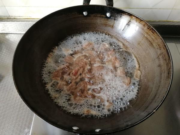 青紅椒土豆燉牛肉的做法-咸鮮味燉菜譜-易網<a href=http://www.xllyou.com/ target=_blank class=infotextkey>健康養生</a>網 青紅椒土豆燉牛肉的做法-咸鮮味燉菜譜