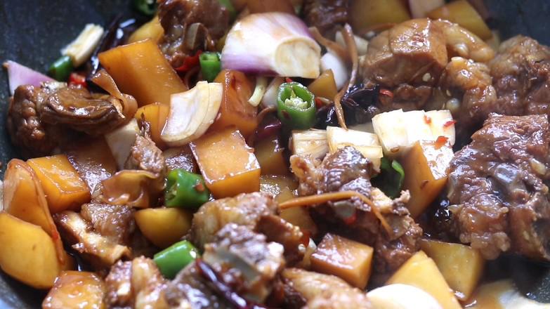 土豆燒排骨的做法-香辣味燒菜譜-易網(wǎng)健康養(yǎng)生網(wǎng) 土豆燒排骨的做法-香辣味燒菜譜