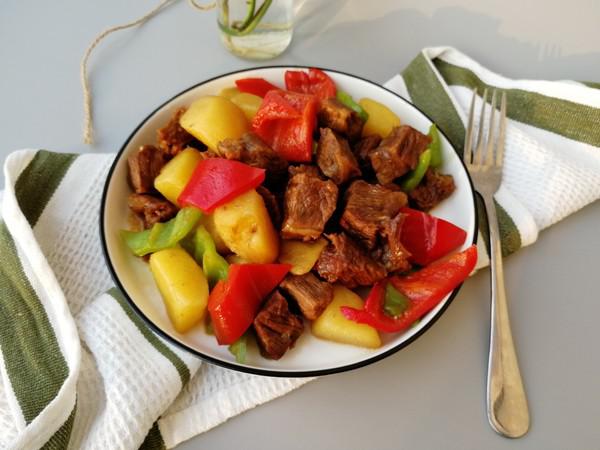 青紅椒土豆燉牛肉的做法-咸鮮味燉菜譜-易網健康養生網 青紅椒土豆燉牛肉的做法-咸鮮味燉菜譜