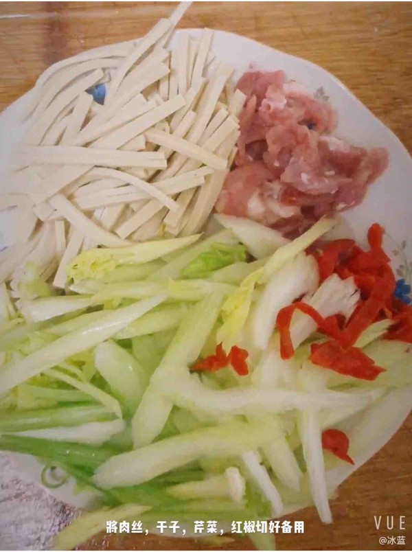 芹菜干子炒肉絲的做法-家常味炒菜譜-易網<a href=http://www.xllyou.com/ target=_blank class=infotextkey>健康養生</a>網 芹菜干子炒肉絲的做法-家常味炒菜譜