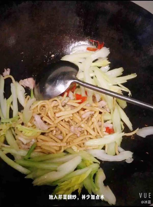 芹菜干子炒肉絲的做法-家常味炒菜譜-易網健康養生網 芹菜干子炒肉絲的做法-家常味炒菜譜