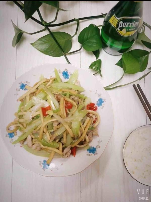 芹菜干子炒肉絲的做法-家常味炒菜譜-易網健康養生網 芹菜干子炒肉絲的做法-家常味炒菜譜