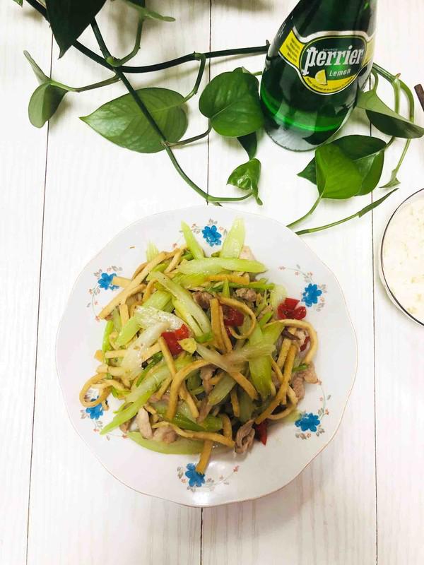 芹菜干子炒肉絲的做法-家常味炒菜譜-易網健康養生網 芹菜干子炒肉絲的做法-家常味炒菜譜