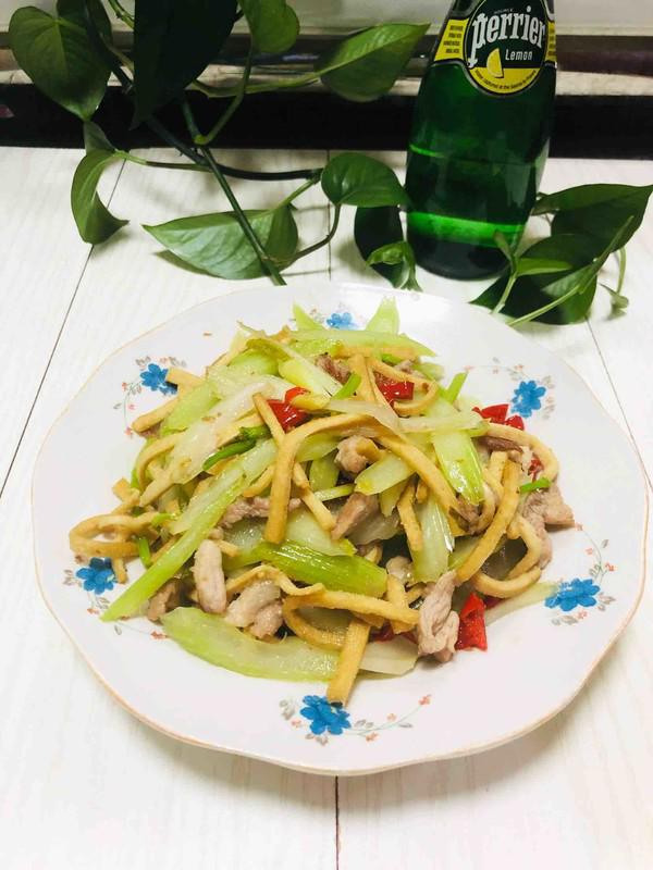 芹菜干子炒肉絲的做法-家常味炒菜譜-易網健康養生網 芹菜干子炒肉絲的做法-家常味炒菜譜