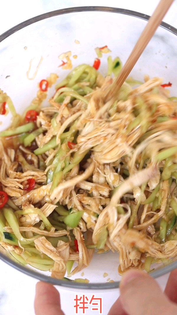 黃瓜拌雞絲的做法-酸辣味拌菜譜-易網健康養生網 黃瓜拌雞絲的做法-酸辣味拌菜譜