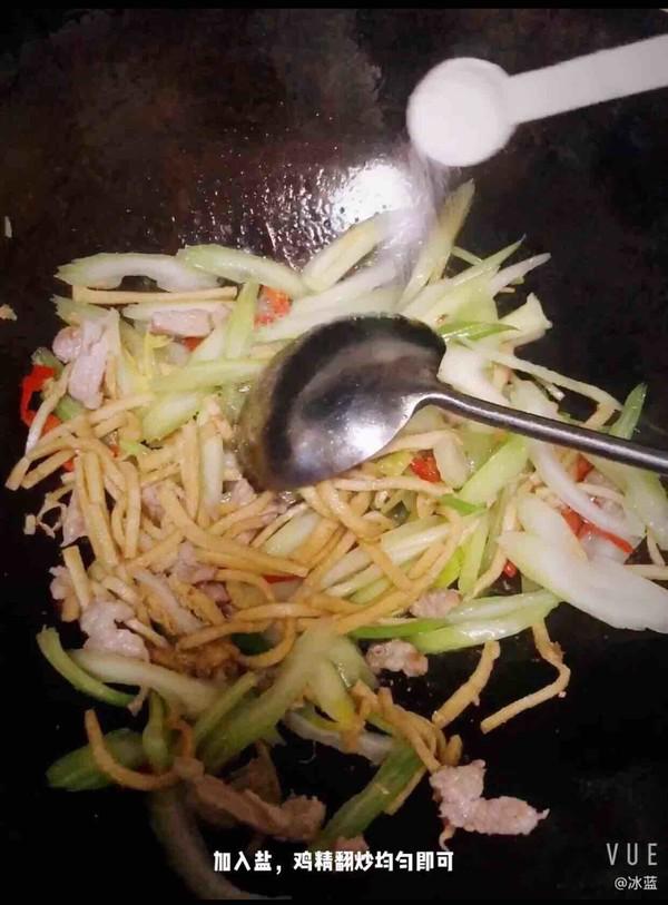 芹菜干子炒肉絲的做法-家常味炒菜譜-易網健康養生網 芹菜干子炒肉絲的做法-家常味炒菜譜