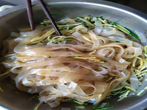 霸王超市～黃瓜涼拌粉皮的做法-咸鮮味拌菜譜