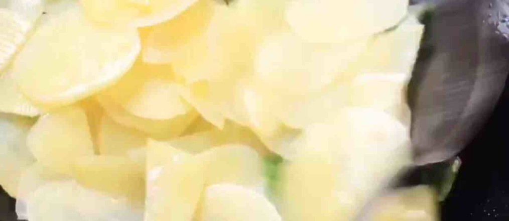 土豆這樣做簡單又美味的做法-家常味炒菜譜-易網健康養生網 土豆這樣做簡單又美味的做法-家常味炒菜譜