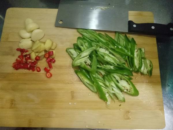 青椒小炒雞塊的做法-家常味炒菜譜-易網<a href=http://www.xllyou.com/ target=_blank class=infotextkey>健康養生</a>網 青椒小炒雞塊的做法-家常味炒菜譜