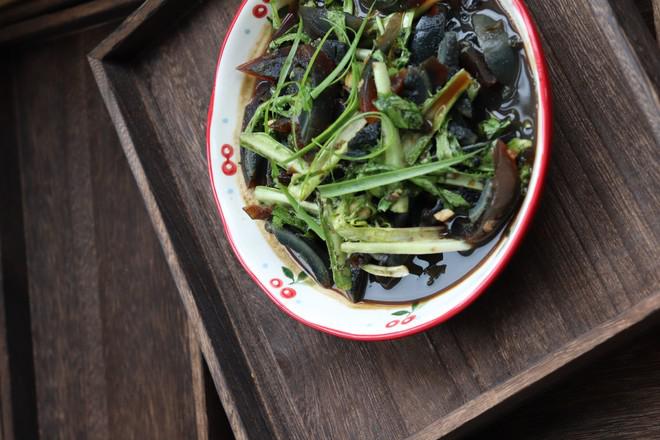 苦菊皮蛋的做法-酸甜味拌菜譜