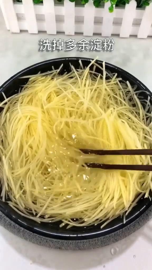 土豆絲煎蛋的做法-咸鮮味煎菜譜-易網<a href=http://www.xllyou.com/ target=_blank class=infotextkey>健康養生</a>網 土豆絲煎蛋的做法-咸鮮味煎菜譜