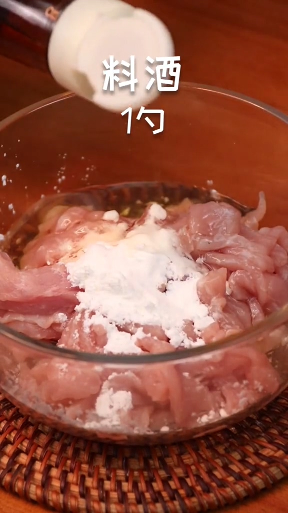 京醬肉絲的做法-醬香味炒菜譜-易網<a href=http://www.xllyou.com/ target=_blank class=infotextkey>健康養生</a>網 京醬肉絲的做法-醬香味炒菜譜