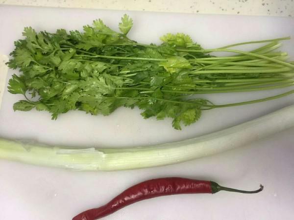 蝦皮老虎菜的做法-咸鮮味拌菜譜-易網(wǎng)<a href=http://www.xllyou.com/ target=_blank class=infotextkey>健康養(yǎng)生</a>網(wǎng) 蝦皮老虎菜的做法-咸鮮味拌菜譜