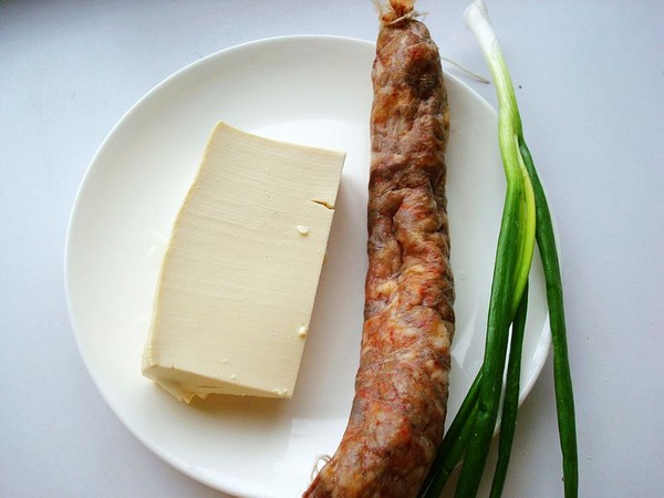 臘腸蒸豆腐的做法-咸鮮味蒸菜譜-易網<a href=http://www.xllyou.com/ target=_blank class=infotextkey>健康養生</a>網 臘腸蒸豆腐的做法-咸鮮味蒸菜譜