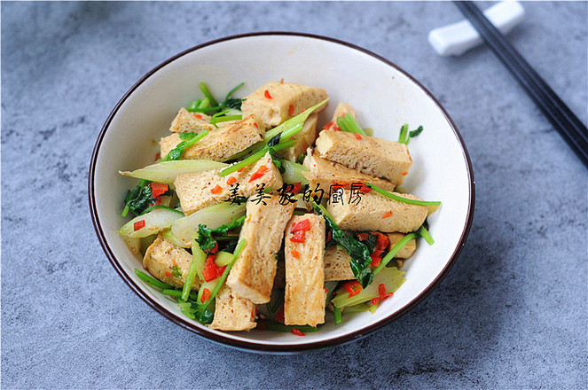 白菜苔炒凍豆腐的做法-家常味炒菜譜-易網健康養生網 白菜苔炒凍豆腐的做法-家常味炒菜譜
