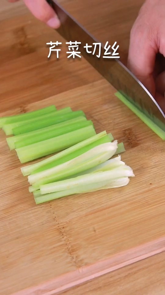 涼拌金針菇的做法-咸鮮味拌菜譜-易網<a href=http://www.xllyou.com/ target=_blank class=infotextkey>健康養生</a>網 涼拌金針菇的做法-咸鮮味拌菜譜